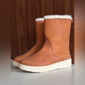 NWT. Cat & Jack Brown Winter Boots with White Fur Size 4